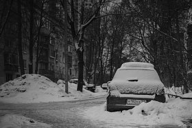 samochód zasypany śniegiem