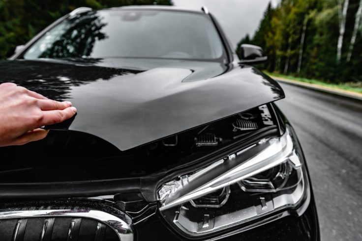 czarna maska samochodu