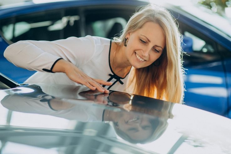 kobieta ogląda samochód