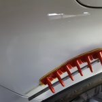 naprawa białego samochodu