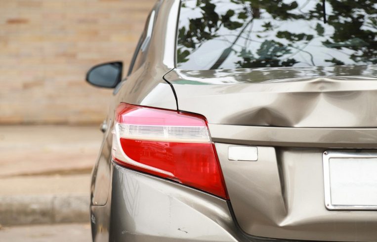 duże wgniecenie w bagażniku samochodowym