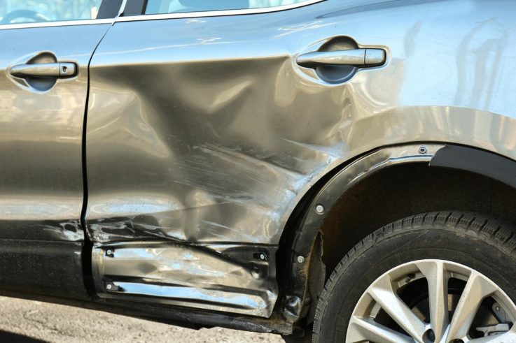 wgniecenie w karoserii samochodowej na drzwiach