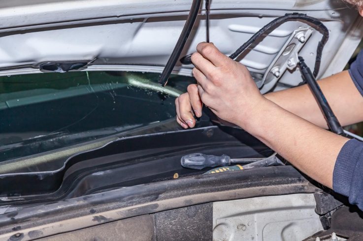 bezinwazyjne wyciąganie wgnieceń w aucie