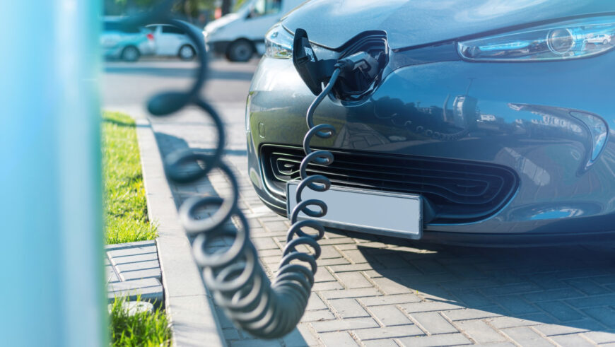 ładowanie samochodu elektrycznego